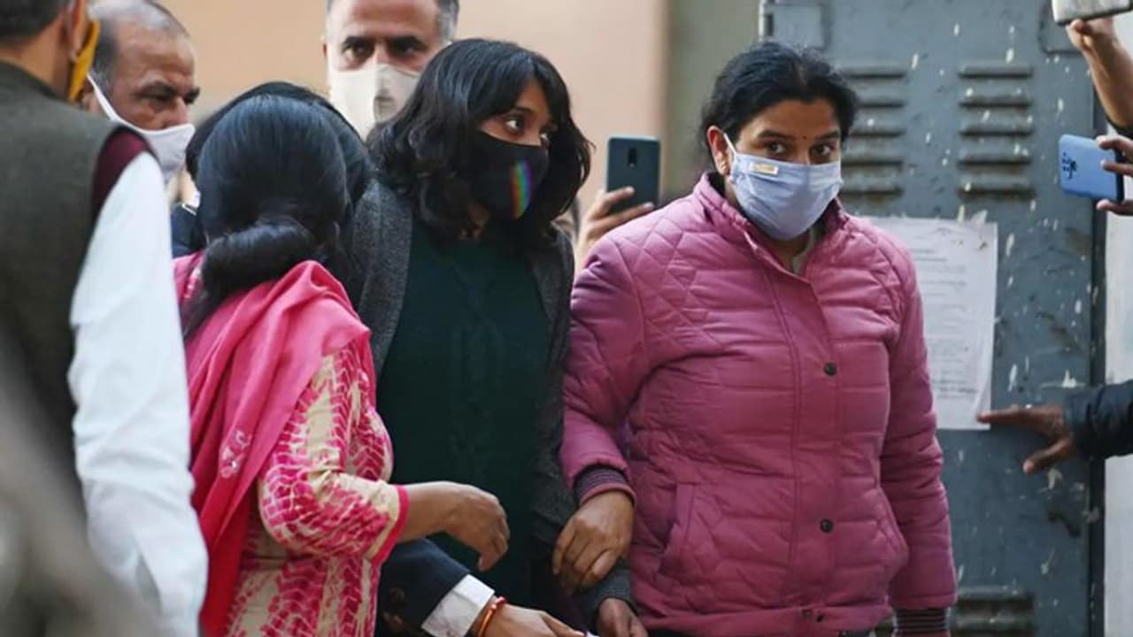 टूलकिट केस: एक दिन की पुलिस हिरासत में दिशा रवि, निकिता शांतनु के सामने बैठकर पुलिस करेगी पूछताछ टूलकिट केस: एक दिन की पुलिस हिरासत में दिशा रवि, निकिता शांतनु के सामने बैठकर पुलिस करेगी पूछताछ