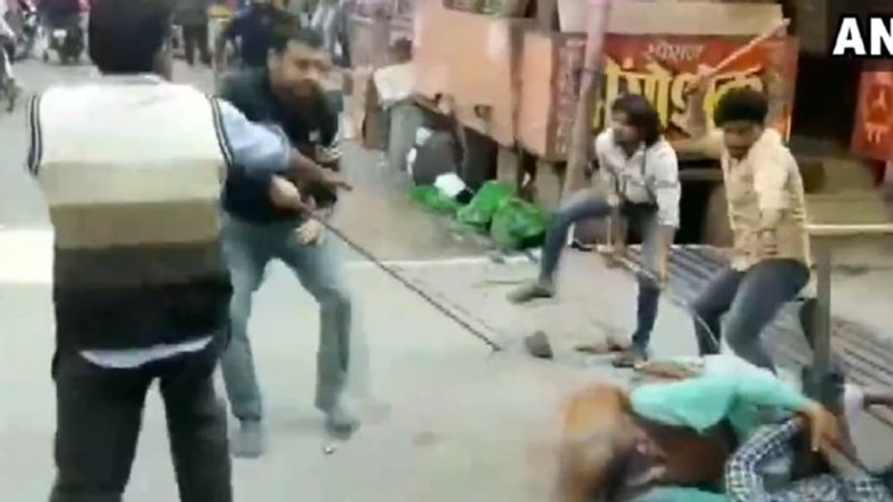 চাট দোকানিদের সংঘর্ষে উত্তাল বাগপত, লাঠিপেটা করার ভিডিওটি দেখে নিন চাট দোকানিদের সংঘর্ষে উত্তাল বাগপত, লাঠিপেটা করার ভিডিওটি দেখে নিন