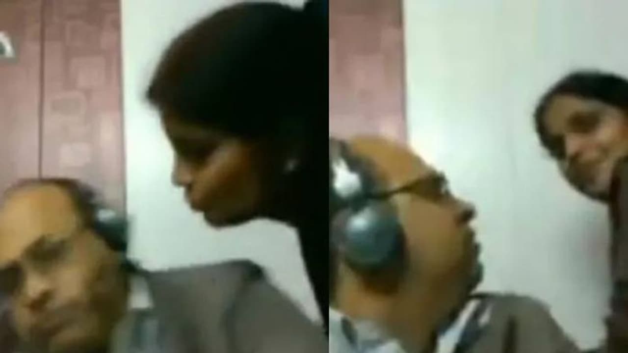 ഓൺലൈൻ മീറ്റിങ്ങിനിടെ ചുംബിക്കാൻ ഭാര്യയുടെ ശ്രമം, പൊട്ടിത്തെറിച്ച് ഭര്ത്താവ്; ചിരിപടർത്തി വീഡിയോ ഓൺലൈൻ മീറ്റിങ്ങിനിടെ ചുംബിക്കാൻ ഭാര്യയുടെ ശ്രമം, പൊട്ടിത്തെറിച്ച് ഭര്ത്താവ്; ചിരിപടർത്തി വീഡിയോ