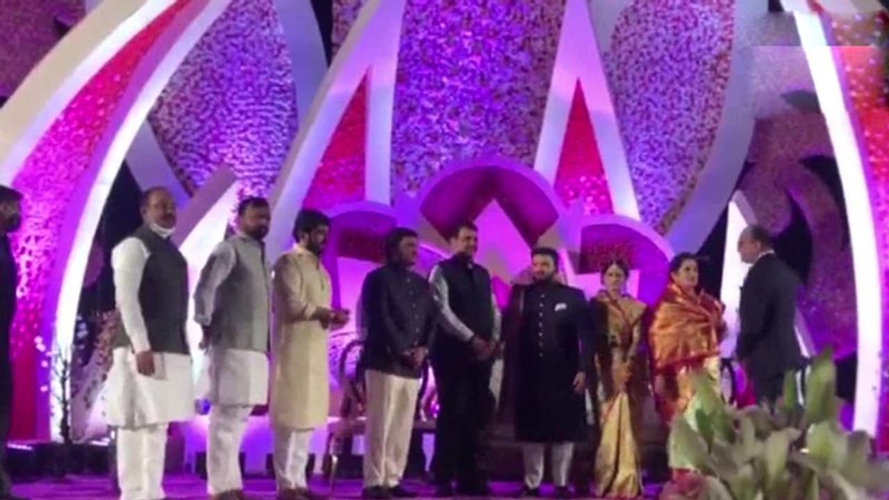 कोरोना : VVIP शादी में नियमों की धज्जियां उड़ीं, पूर्व सांसद के खिलाफ FIR, पवार फडणवीस भी थे गेस्ट कोरोना : VVIP शादी में नियमों की धज्जियां उड़ीं, पूर्व सांसद के खिलाफ FIR, पवार फडणवीस भी थे गेस्ट