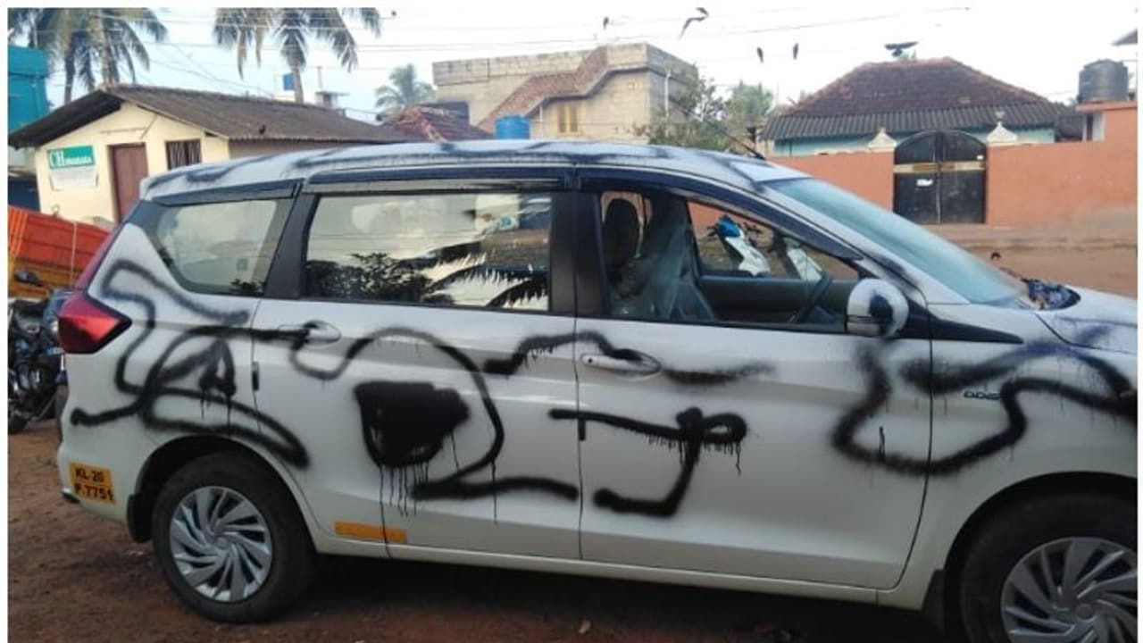 കറുത്ത പെയിന്റ് സ്പ്രേ ചെയ്ത് കാറ് വികൃതമാക്കി, സാമൂഹ്യവിരുദ്ധർക്കെതിരെ പരാതിയുമായി ഉടമ കറുത്ത പെയിന്റ് സ്പ്രേ ചെയ്ത് കാറ് വികൃതമാക്കി, സാമൂഹ്യവിരുദ്ധർക്കെതിരെ പരാതിയുമായി ഉടമ