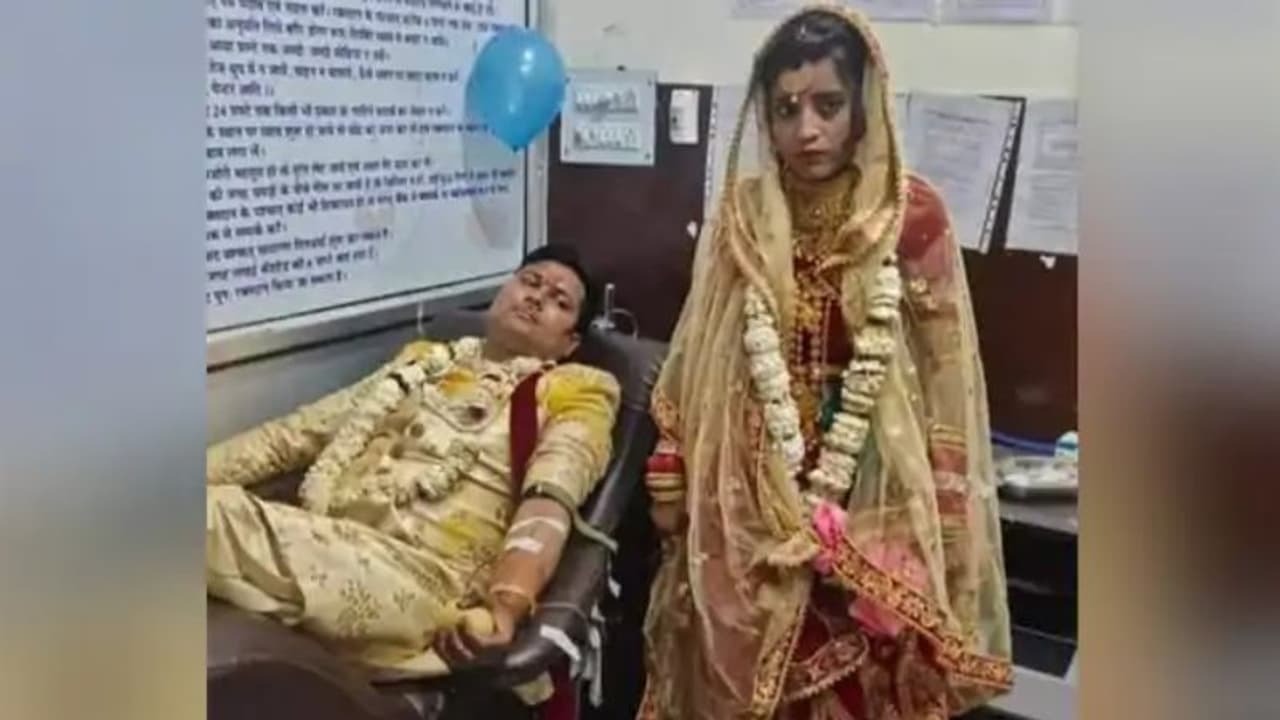 शादी की रश्म छोड़ अस्पताल पहुंचे दूल्हा दुल्हन, सोशल मीडिया यूजर्स ने कहा सुखद जीवन के लिए ये महान उदाहरण दिया शादी की रश्म छोड़ अस्पताल पहुंचे दूल्हा दुल्हन, सोशल मीडिया यूजर्स ने कहा सुखद जीवन के लिए ये महान उदाहरण दिया