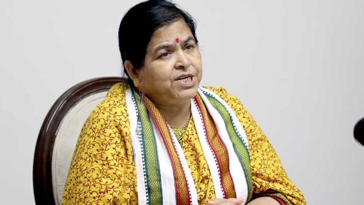 सीएम की मंत्री को नहीं कोरोना का डर, बोलीं हर दिन पढ़ती हूं हनुमान चालीसा, बजाती हूं शंख सीएम की मंत्री को नहीं कोरोना का डर, बोलीं हर दिन पढ़ती हूं हनुमान चालीसा, बजाती हूं शंख