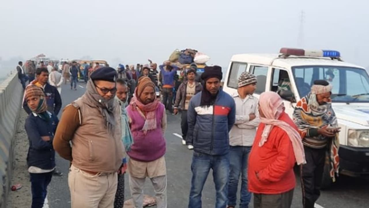 ভারত বাংলা সীমান্তে অপরাধীকে ছিনিয়ে নিতে পুলিশের উপর হামলা, গুরুতর জখম ৫ ভারত বাংলা সীমান্তে অপরাধীকে ছিনিয়ে নিতে পুলিশের উপর হামলা, গুরুতর জখম ৫