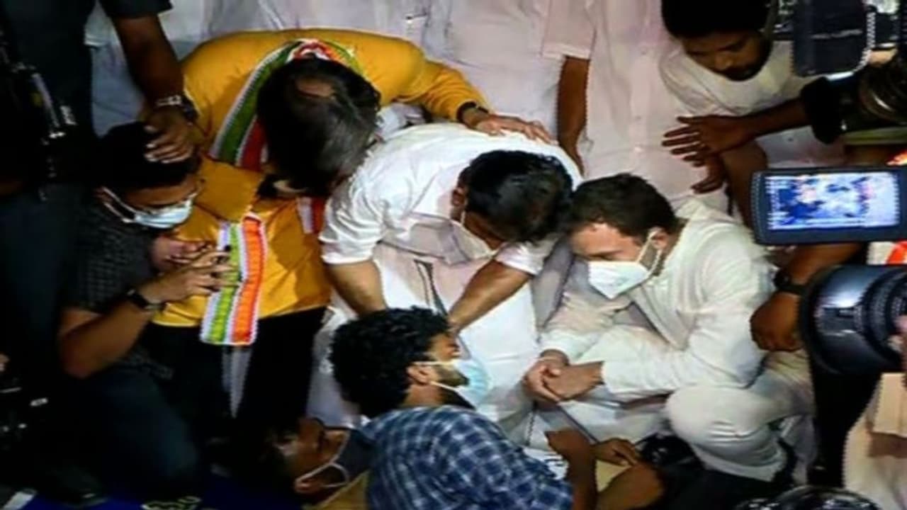 സെക്രട്ടേറിയറ്റിന് മുന്നിലെ സമരപ്പന്തല് സന്ദര്ശിച്ച് രാഹുല് ഗാന്ധി; ഉദ്യോഗാര്ത്ഥികളുമായി സംസാരിച്ചു സെക്രട്ടേറിയറ്റിന് മുന്നിലെ സമരപ്പന്തല് സന്ദര്ശിച്ച് രാഹുല് ഗാന്ധി; ഉദ്യോഗാര്ത്ഥികളുമായി സംസാരിച്ചു