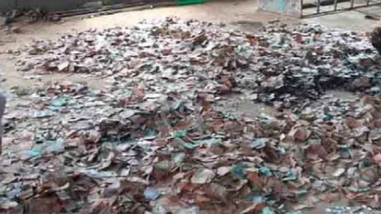 ದರ್ಗಾದ ಹುಂಡಿಗೆ ಬೆಂಕಿ: ನೋಟುಗಳೆಲ್ಲ ಬೆಂಕಿಗಾಹುತಿ ದರ್ಗಾದ ಹುಂಡಿಗೆ ಬೆಂಕಿ: ನೋಟುಗಳೆಲ್ಲ ಬೆಂಕಿಗಾಹುತಿ