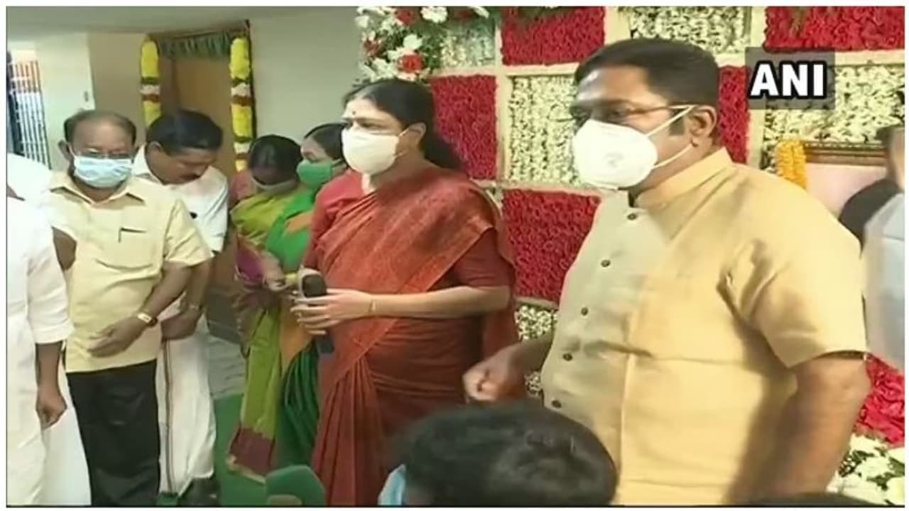 திமுகவுக்கு எதிராக சசிகலா எடுத்த அதிரடி முடிவு... முஸ்லீம் வாக்குகளை சிதறடிக்கத் திட்டம்..! திமுகவுக்கு எதிராக சசிகலா எடுத்த அதிரடி முடிவு... முஸ்லீம் வாக்குகளை சிதறடிக்கத் திட்டம்..!