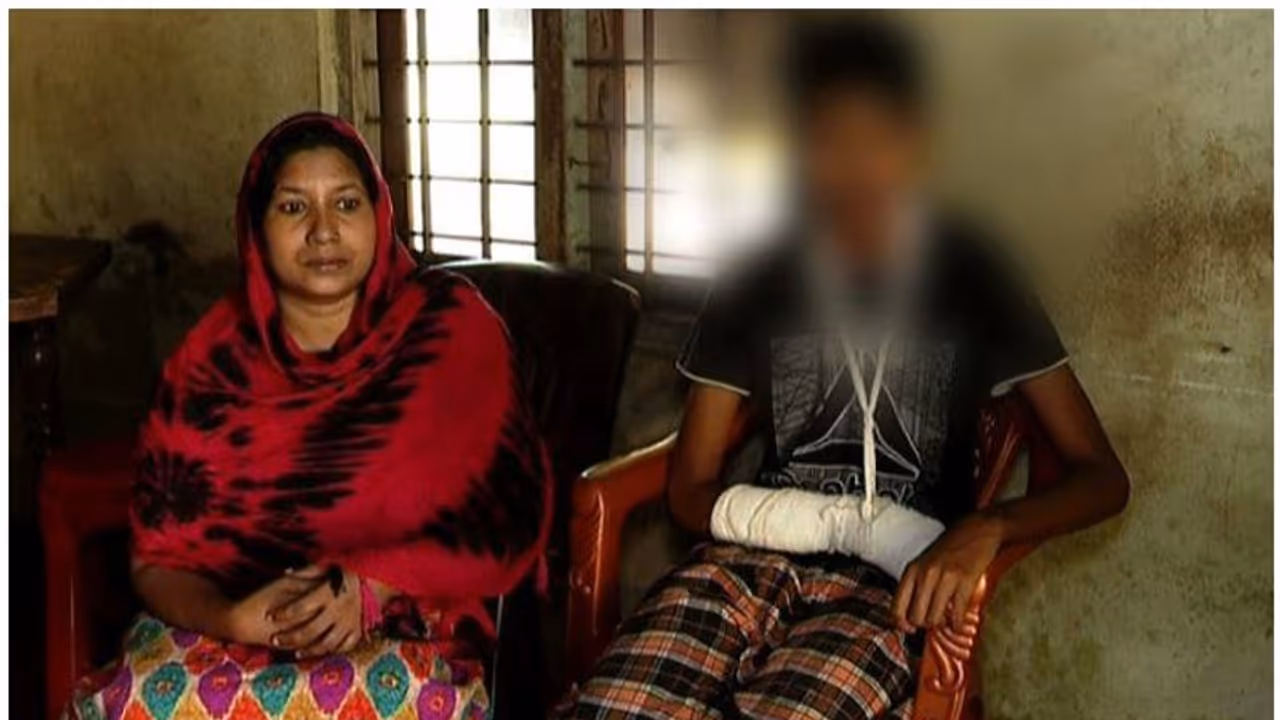 ആലുവയിൽ അധ്യാപിക വിദ്യാർത്ഥിയുടെ കൈയെല്ല് അടിച്ച് പൊട്ടിച്ചതായി പരാതി ആലുവയിൽ അധ്യാപിക വിദ്യാർത്ഥിയുടെ കൈയെല്ല് അടിച്ച് പൊട്ടിച്ചതായി പരാതി