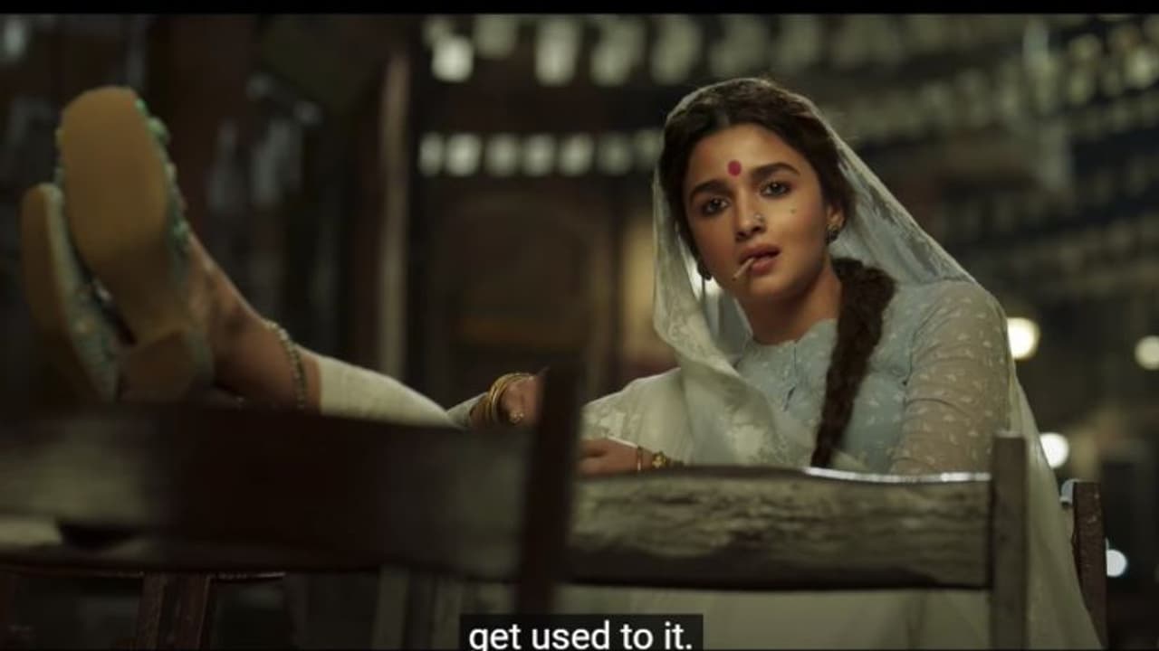 'കാമാത്തിപ്പുരയുടെ പ്രസിഡന്റ്' ആയി ആലിയ; ബന്സാലിയുടെ 'ഗംഗുഭായി കത്തിയവാഡി' ടീസര് 'കാമാത്തിപ്പുരയുടെ പ്രസിഡന്റ്' ആയി ആലിയ; ബന്സാലിയുടെ 'ഗംഗുഭായി കത്തിയവാഡി' ടീസര്