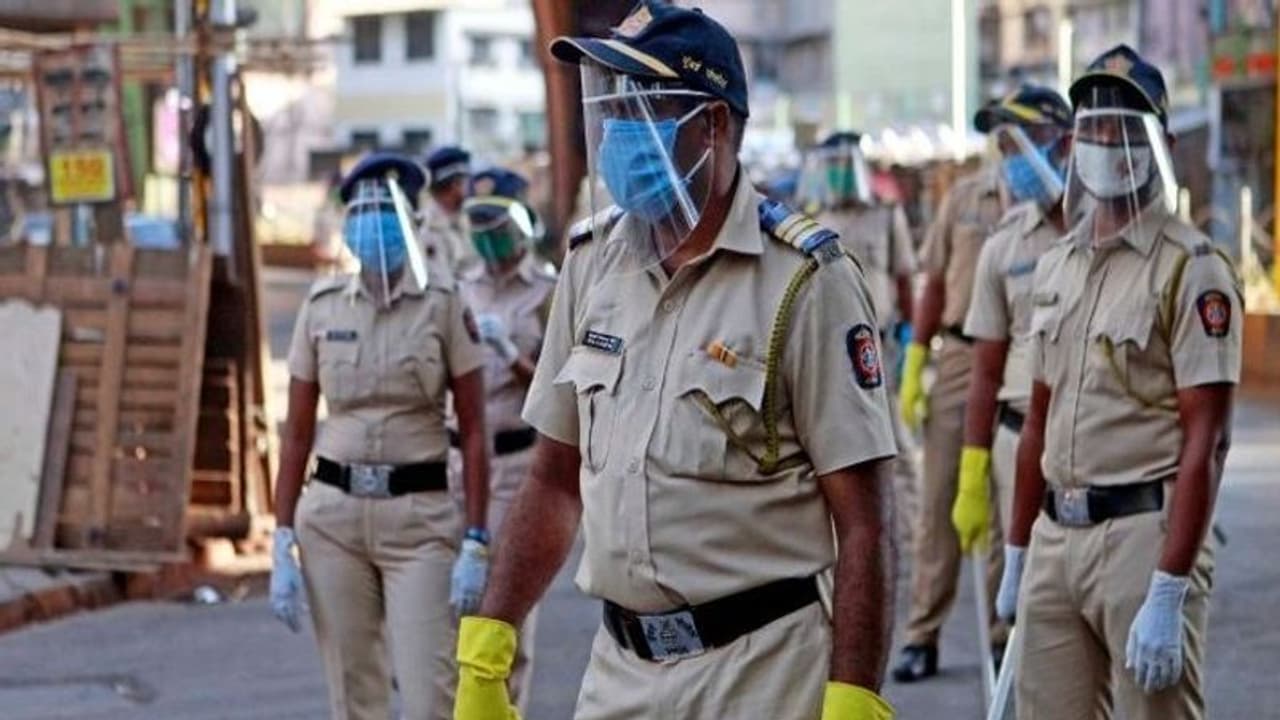 महाराष्ट्र में बढ़ा कोरोना का खौफ: उद्धव ठाकरे सरकार का फैसला, पुलिसकर्मियों के लिए शुरू वर्क फ्रॉम होम महाराष्ट्र में बढ़ा कोरोना का खौफ: उद्धव ठाकरे सरकार का फैसला, पुलिसकर्मियों के लिए शुरू वर्क फ्रॉम होम