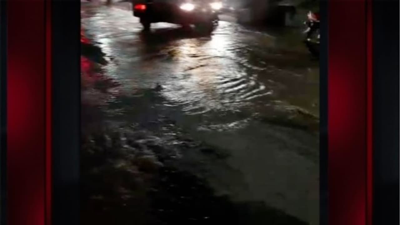 ആലപ്പുഴ കുടിവെള്ള പദ്ധതിയുടെ പൈപ്പ് വീണ്ടും പൊട്ടി; മൂന്നരവർഷത്തിനിടെ ഇത് അമ്പത്തിയാറാം തവണ ആലപ്പുഴ കുടിവെള്ള പദ്ധതിയുടെ പൈപ്പ് വീണ്ടും പൊട്ടി; മൂന്നരവർഷത്തിനിടെ ഇത് അമ്പത്തിയാറാം തവണ