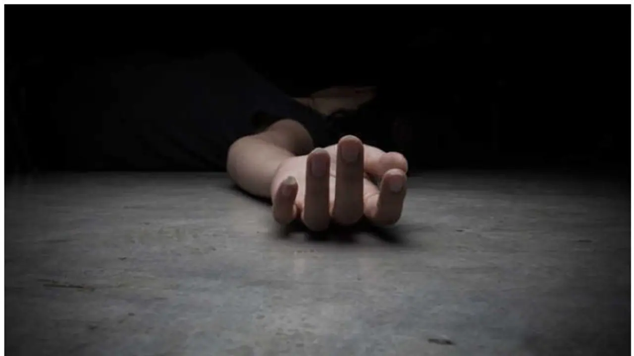 നദിക്ക് കുറുകെയുള്ള പാലം തകര്ന്നു, വാഹനമെത്തിയില്ല; മകളുടെ മൃതദേഹം തോളില് ചുമന്ന് പിതാവ് നദിക്ക് കുറുകെയുള്ള പാലം തകര്ന്നു, വാഹനമെത്തിയില്ല; മകളുടെ മൃതദേഹം തോളില് ചുമന്ന് പിതാവ്