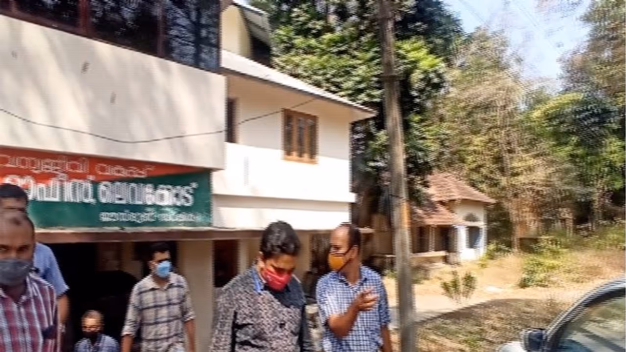 ബില്ല് പാസാക്കാന് ചോദിച്ചത് ഒന്നരലക്ഷം; കൈക്കൂലി കേസില് റേഞ്ച് ഓഫീസറെ കുടുക്കി വിജിലന്സ് ബില്ല് പാസാക്കാന് ചോദിച്ചത് ഒന്നരലക്ഷം; കൈക്കൂലി കേസില് റേഞ്ച് ഓഫീസറെ കുടുക്കി വിജിലന്സ്