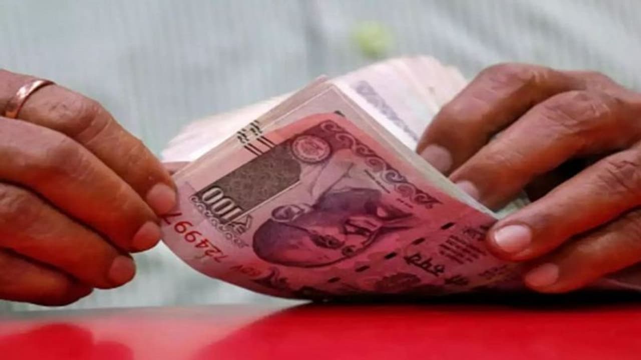 100 രൂപയ്ക്ക് ആര്ഡി നിക്ഷേപം തുടങ്ങാം; അറിയാം പ്രമുഖ ബാങ്കുകളുടെ പുതുക്കിയ പലിശ നിരക്കുകള് 100 രൂപയ്ക്ക് ആര്ഡി നിക്ഷേപം തുടങ്ങാം; അറിയാം പ്രമുഖ ബാങ്കുകളുടെ പുതുക്കിയ പലിശ നിരക്കുകള്