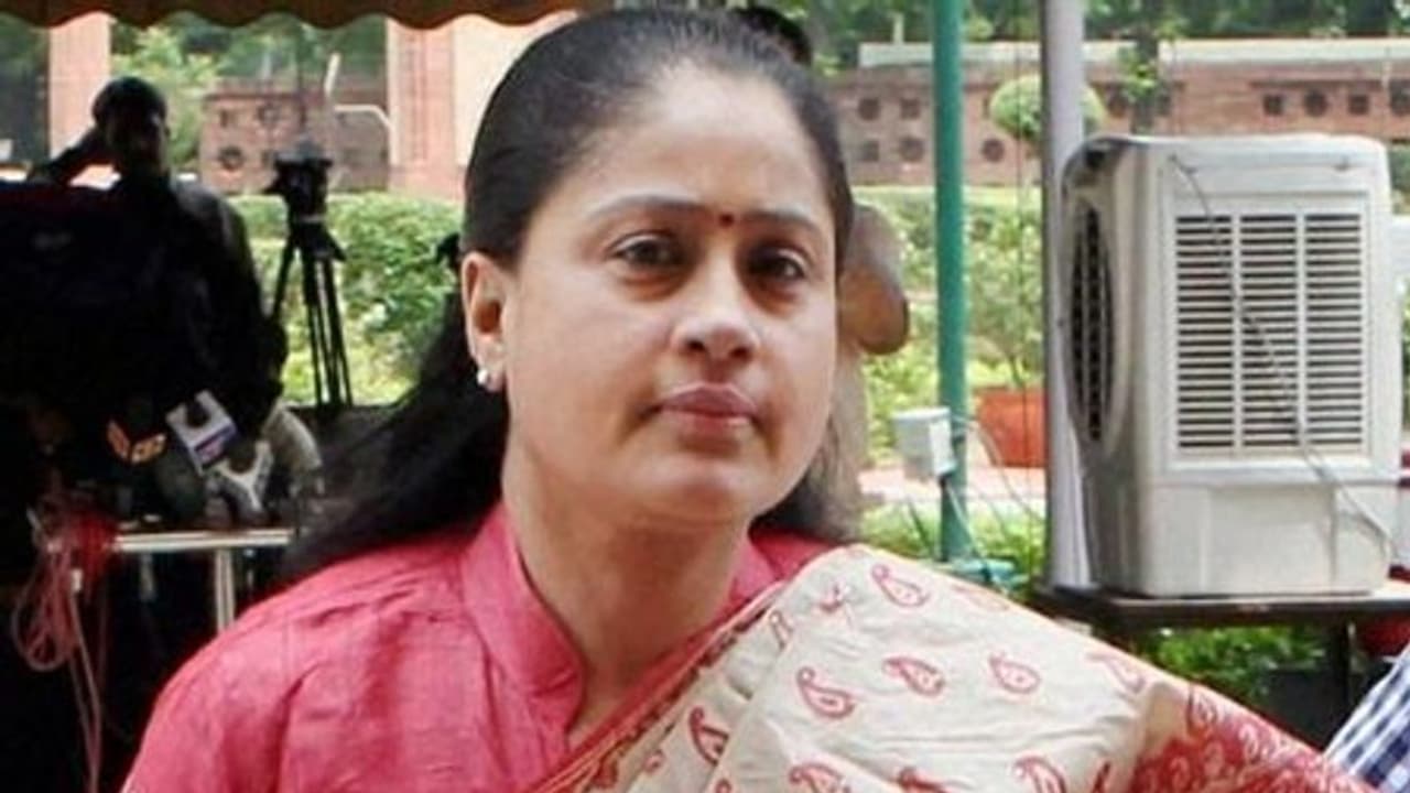 నన్ను కావాలని పక్కకు పెడుతున్నారు : బండి సంజయ్ పై విజయశాంతి సంచలన వ్యాఖ్యలు..! నన్ను కావాలని పక్కకు పెడుతున్నారు : బండి సంజయ్ పై విజయశాంతి సంచలన వ్యాఖ్యలు..!