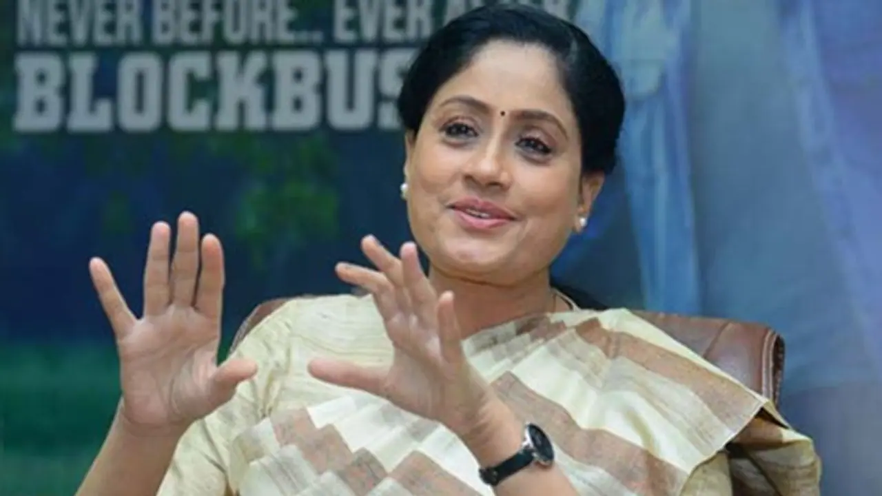 కవిత ఒక్క దాని మీదనే కాదు..టీఆర్ఎస్ నేతలందరి మీదా దాడులు జరగాలి.. విజయశాంతి కవిత ఒక్క దాని మీదనే కాదు..టీఆర్ఎస్ నేతలందరి మీదా దాడులు జరగాలి.. విజయశాంతి