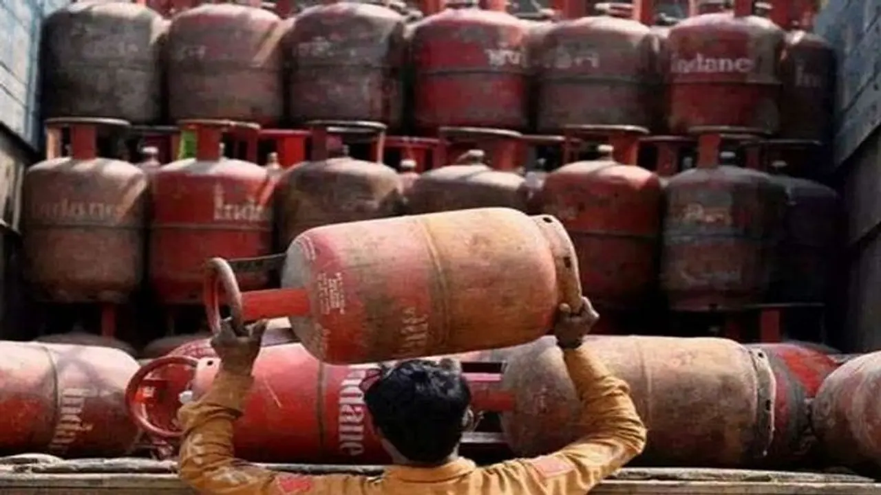 नए साल के पहले दिन कमर्शियल रसोई गैस की कीमत 25 रुपए बढ़ी, जानें एक सिलेंडर के लिए देना होगा कितना पैसा