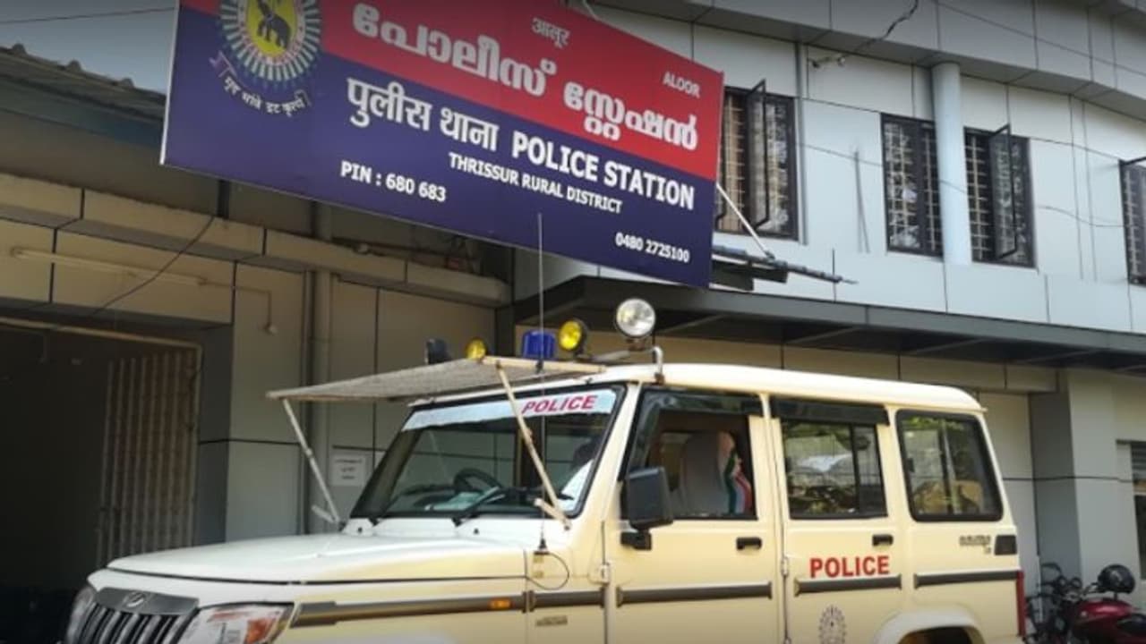 തൃശ്ശൂരിൽ പ്രായപൂര്ത്തിയാകാത്ത പെണ്കുട്ടിയെ പീഡിപ്പിച്ച ഇരുപത് പേര്ക്കെതിരെ കേസെടുത്തു തൃശ്ശൂരിൽ പ്രായപൂര്ത്തിയാകാത്ത പെണ്കുട്ടിയെ പീഡിപ്പിച്ച ഇരുപത് പേര്ക്കെതിരെ കേസെടുത്തു