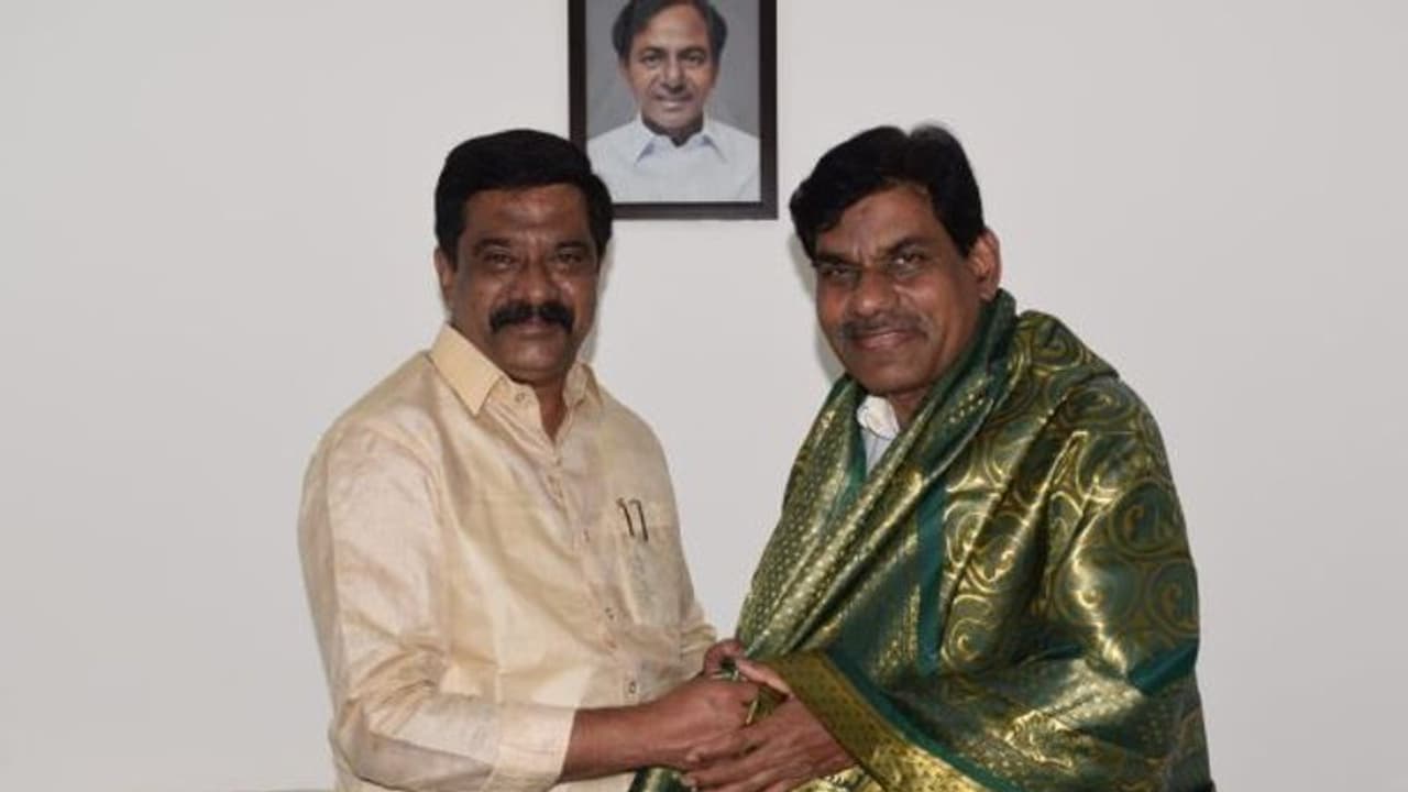 టీఆర్ఎస్ను వీడను.. అవన్నీ అవాస్తవాలే, ఆ ఛానెళ్లపై పరువు నష్టం దావా: ఎంపీ బీబీ పాటిల్ టీఆర్ఎస్ను వీడను.. అవన్నీ అవాస్తవాలే, ఆ ఛానెళ్లపై పరువు నష్టం దావా: ఎంపీ బీబీ పాటిల్