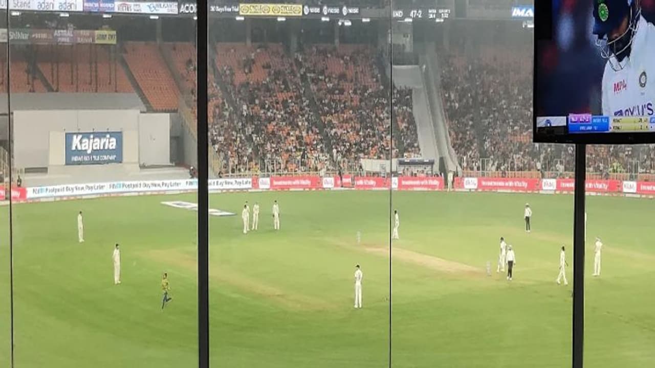 கொரோனா கட்டுப்பாடுகளை மீறி மைதானத்துக்குள் தன்னை நோக்கி ஓடிவந்த ரசிகர்.. கோலி என்ன செய்தார் பாருங்க...! வீடியோ கொரோனா கட்டுப்பாடுகளை மீறி மைதானத்துக்குள் தன்னை நோக்கி ஓடிவந்த ரசிகர்.. கோலி என்ன செய்தார் பாருங்க...! வீடியோ