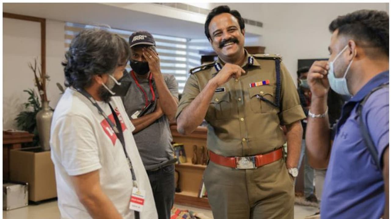 ഗൗരവക്കാരൻ അല്ല ഐജി തോമസ് ബാസ്റ്റിൻ, ഇതാ ഒരു 'തമാശ' ചിത്രം!