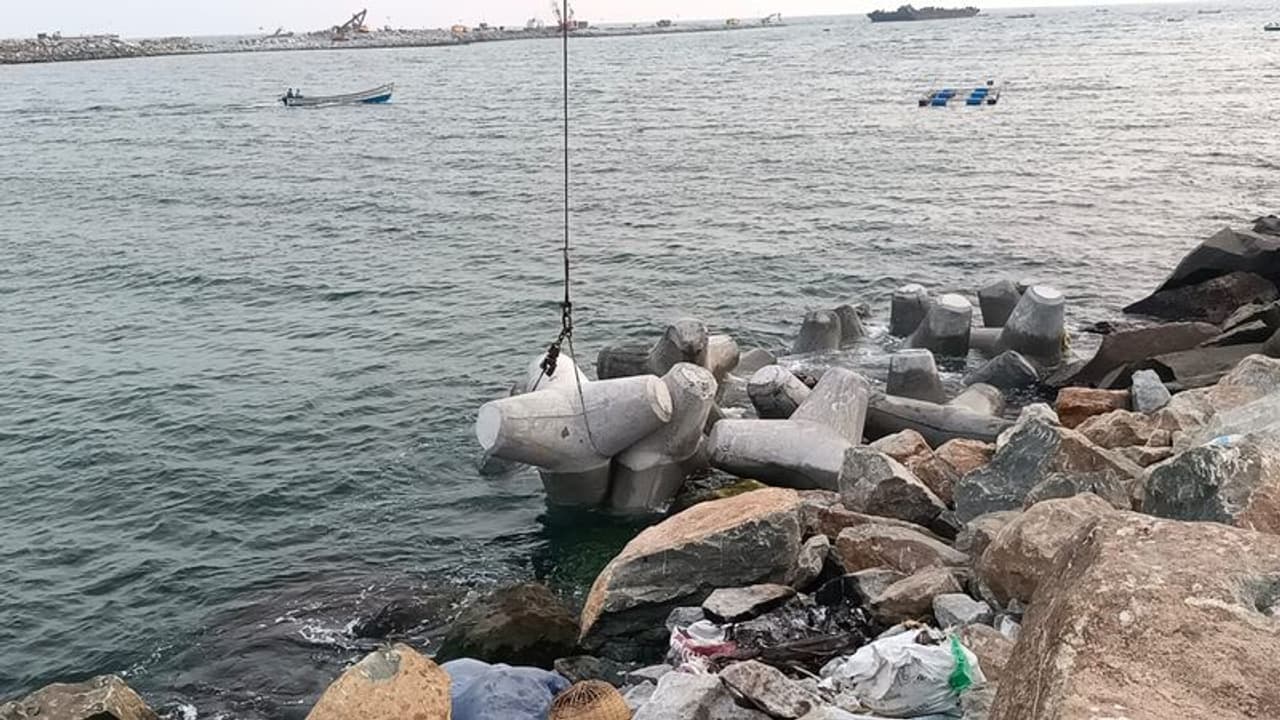 ഫിഷ് ലാൻഡിന് സമീപത്ത് പുലിമുട്ടുകൾ നിക്ഷേപിക്കുന്നത് പുനരാരംഭിച്ചു ഫിഷ് ലാൻഡിന് സമീപത്ത് പുലിമുട്ടുകൾ നിക്ഷേപിക്കുന്നത് പുനരാരംഭിച്ചു