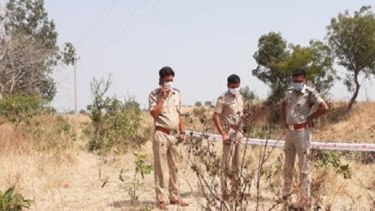 ಕಲಬುರಗಿ; ಸುಟ್ಟ ಸ್ಥಿತಿಯಲ್ಲಿ ಬಾಲಕಿ ಶವ ಪತ್ತೆ... ದುರುಳರ ಕೆಲಸ ಕಲಬುರಗಿ; ಸುಟ್ಟ ಸ್ಥಿತಿಯಲ್ಲಿ ಬಾಲಕಿ ಶವ ಪತ್ತೆ... ದುರುಳರ ಕೆಲಸ