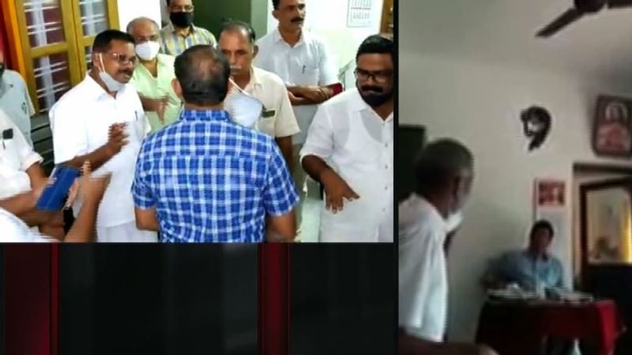 ഇരിട്ടിയിൽ പള്ളിവികാരിയെ വിമർശിച്ച് പോസ്റ്റിട്ടയാളെ ആൾക്കൂട്ട വിചാരണ നടത്തി മാപ്പ് പറയിച്ചു ഇരിട്ടിയിൽ പള്ളിവികാരിയെ വിമർശിച്ച് പോസ്റ്റിട്ടയാളെ ആൾക്കൂട്ട വിചാരണ നടത്തി മാപ്പ് പറയിച്ചു