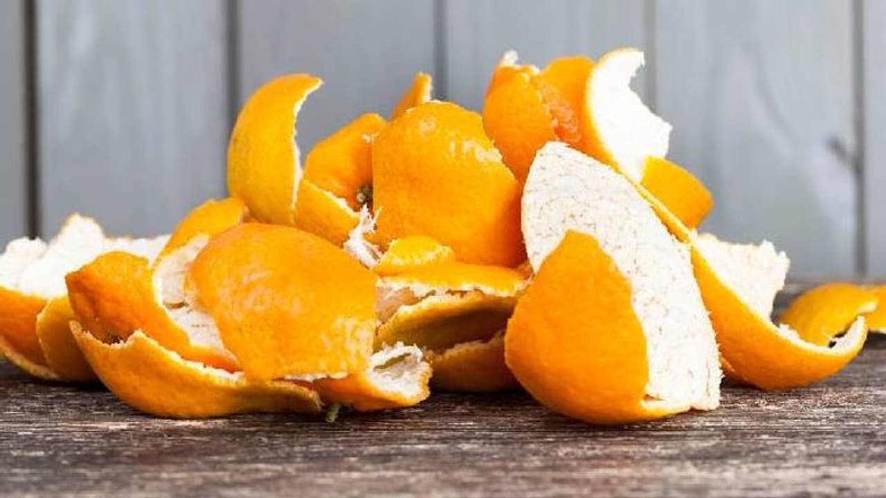 മുഖത്തെ കറുത്ത പാടുകൾ മാറാന് ഓറഞ്ചിന്റെ തൊലി ഇങ്ങനെ ഉപയോഗിച്ചുനോക്കൂ... മുഖത്തെ കറുത്ത പാടുകൾ മാറാന് ഓറഞ്ചിന്റെ തൊലി ഇങ്ങനെ ഉപയോഗിച്ചുനോക്കൂ...