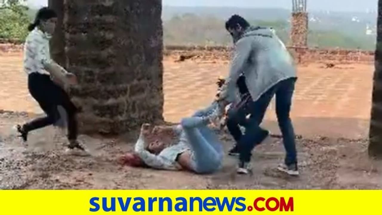 ಶೂಟಿಂಗ್ ಸೆಟ್ನಲ್ಲಿ ಬ್ಯಾಲೆನ್ಸ್ ತಪ್ಪಿ ಬಿದ್ದ ಕಣ್ಸನ್ನೆ ಹುಡುಗಿ ಶೂಟಿಂಗ್ ಸೆಟ್ನಲ್ಲಿ ಬ್ಯಾಲೆನ್ಸ್ ತಪ್ಪಿ ಬಿದ್ದ ಕಣ್ಸನ್ನೆ ಹುಡುಗಿ