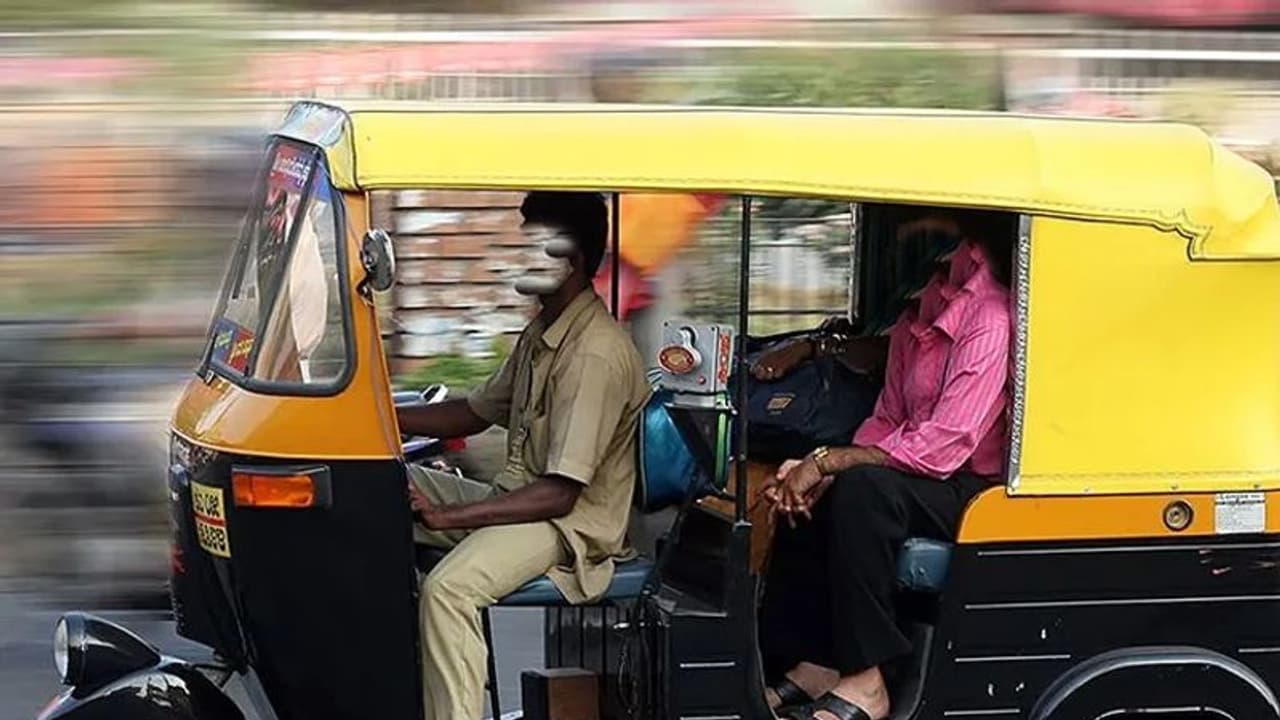 ప్రియుడి మీద కోపం.. ఆటో నుంచి కిందపడి యువతి మృతి ప్రియుడి మీద కోపం.. ఆటో నుంచి కిందపడి యువతి మృతి