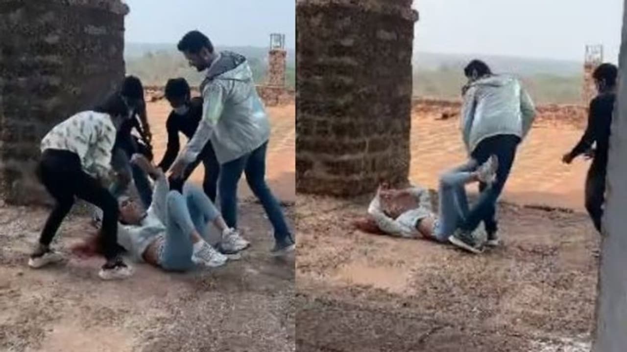 నితిన్ వీపుపైకి ఎగరబోయి కింద పడిపోయిన ప్రియా ప్రకాష్ వారియర్ నితిన్ వీపుపైకి ఎగరబోయి కింద పడిపోయిన ప్రియా ప్రకాష్ వారియర్