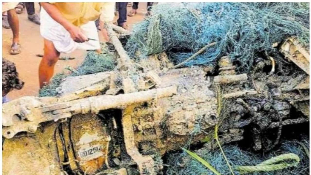 വലയില് കുരുങ്ങിയത് കൂറ്റന് മീനെന്ന് കരുതി വലിച്ചുകയറ്റി; ലഭിച്ചത് വിമാന എന്ജിന്? വലയില് കുരുങ്ങിയത് കൂറ്റന് മീനെന്ന് കരുതി വലിച്ചുകയറ്റി; ലഭിച്ചത് വിമാന എന്ജിന്?