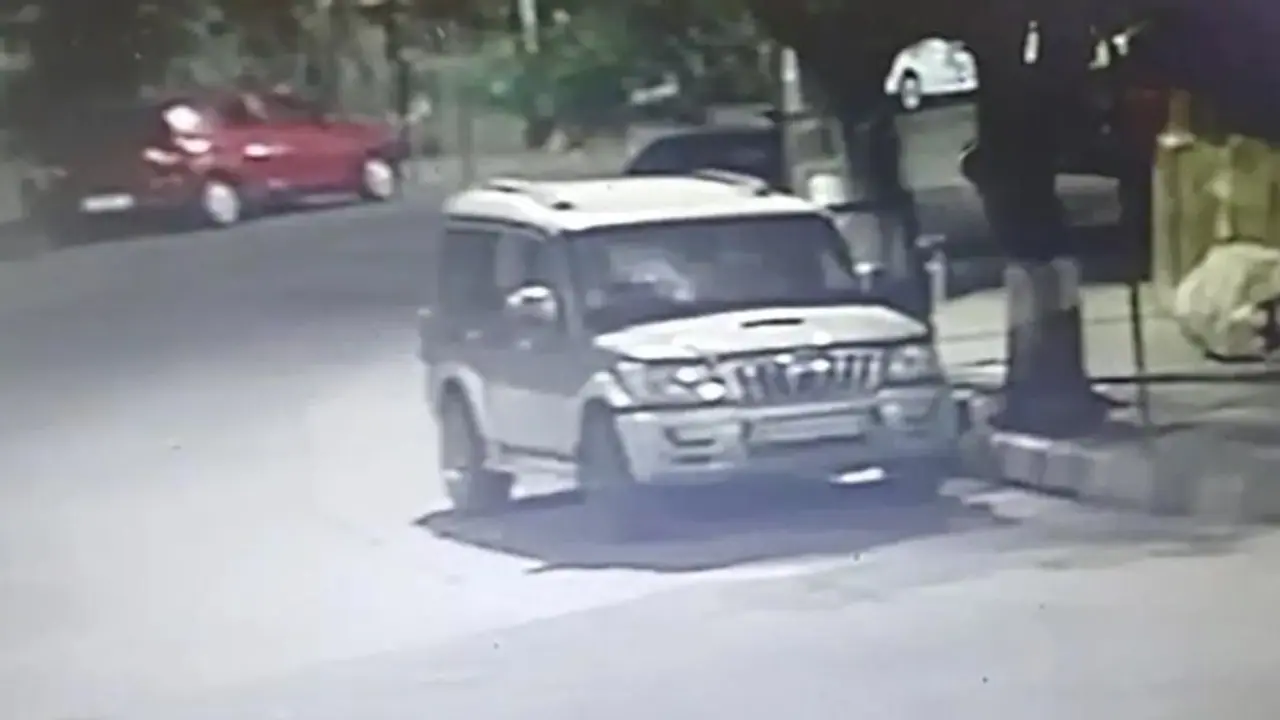 एंटिलिया केस: ढाई घंटे तक बैठकर इंतजार करता रहा, जैसे ही मौका मिला गाड़ी छोड़कर भाग गया एंटिलिया केस: ढाई घंटे तक बैठकर इंतजार करता रहा, जैसे ही मौका मिला गाड़ी छोड़कर भाग गया