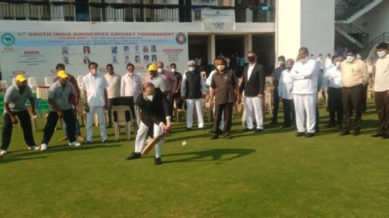 అడ్వోకేట్స్ క్రికెట్ టోర్నమెంట్... బ్యాట్ పట్టిన ఏపీ హైకోర్ట్ చీఫ్ జస్టిస్ అడ్వోకేట్స్ క్రికెట్ టోర్నమెంట్... బ్యాట్ పట్టిన ఏపీ హైకోర్ట్ చీఫ్ జస్టిస్