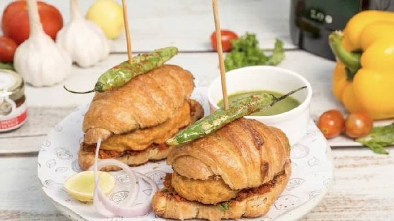 ഇത്തവണത്തെ പാചക പരീക്ഷണം വട പാവില്‍; വിമര്‍ശനവുമായി സൈബര്‍ ലോകം