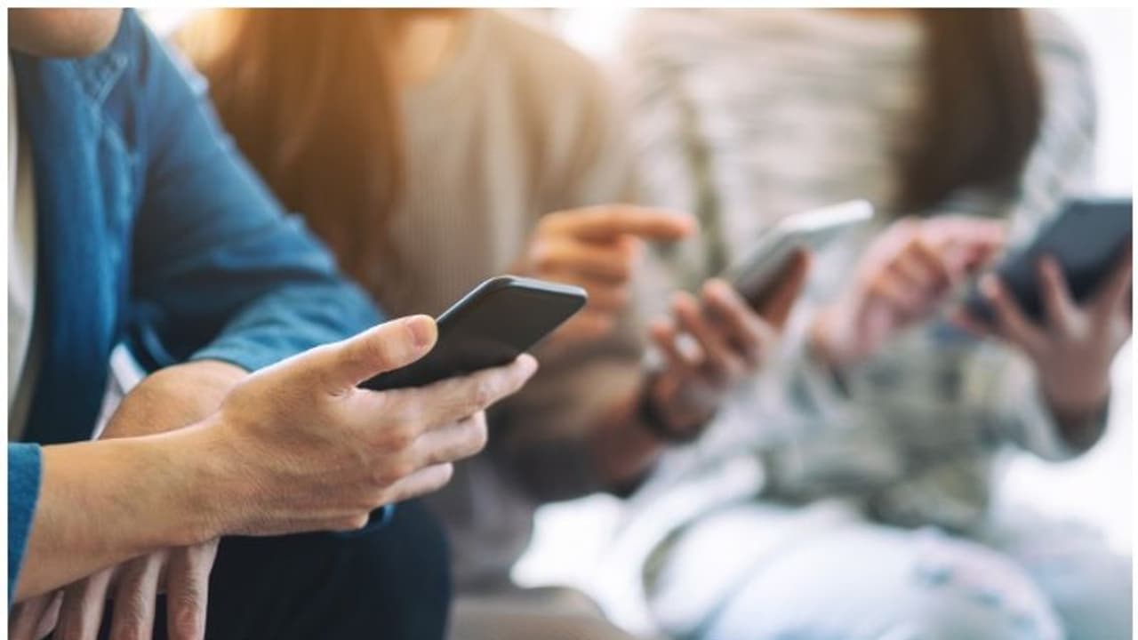 ഫുട്ബോള്‍ ക്ലബ്ബ് ആരാധകരെ സോഷ്യല്‍ മീഡിയയില്‍ അപമാനിച്ചതിന് യുഎഇയില്‍ 10 ലക്ഷം പിഴ