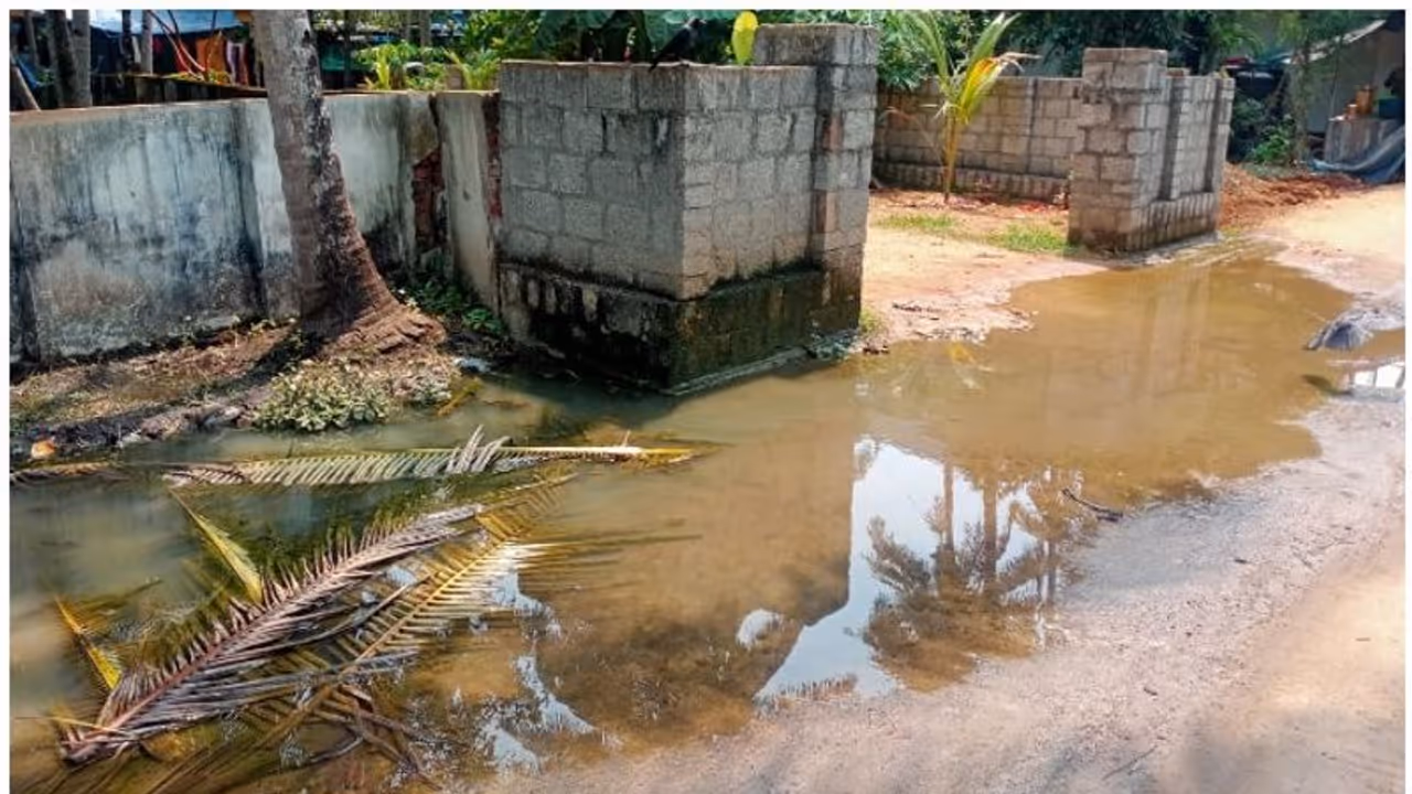 പൈപ്പ് ലൈൻ പൊട്ടിയിട്ട് ആറുമാസം; തോട്ടിലെ അഴുക്കുവെള്ളം പൈപ്പിലൂടെ; പരിഹാരം കാണാതെ അധികൃതർ പൈപ്പ് ലൈൻ പൊട്ടിയിട്ട് ആറുമാസം; തോട്ടിലെ അഴുക്കുവെള്ളം പൈപ്പിലൂടെ; പരിഹാരം കാണാതെ അധികൃതർ