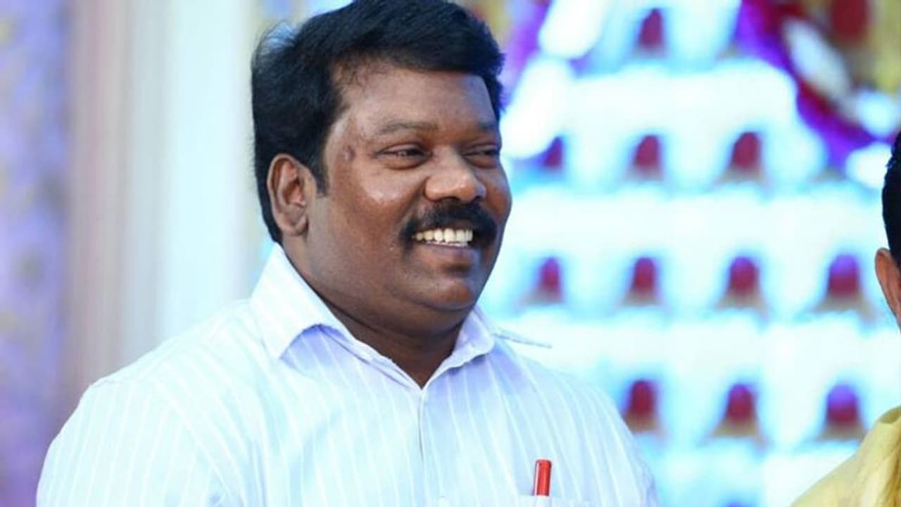 தமிழக சட்டப்பேரவை கட்சித் தலைவர் பதவியை தட்டித் தூக்கிய செல்வபெருந்தகை... குமரிக்காரர்களுக்கு அல்வா..! தமிழக சட்டப்பேரவை கட்சித் தலைவர் பதவியை தட்டித் தூக்கிய செல்வபெருந்தகை... குமரிக்காரர்களுக்கு அல்வா..!