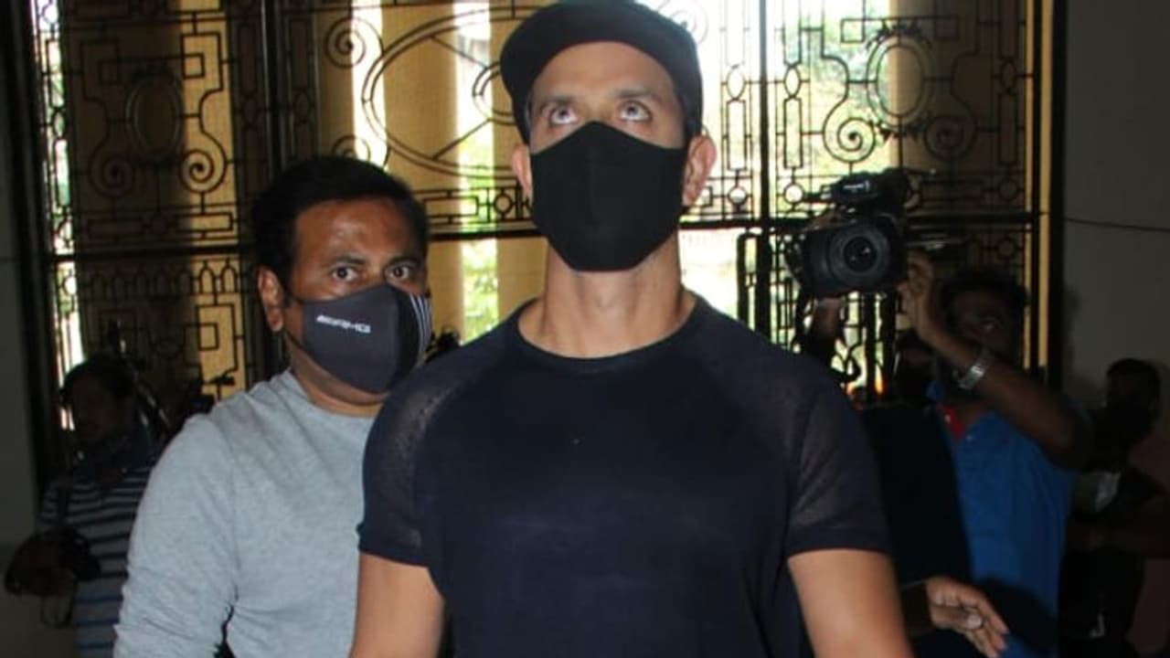 Kangana Ranaut ई मेल मामला : Hrithik Roshan बयान दर्ज कराने पहुंचे क्राइम ब्रांच के ऑफिस Kangana Ranaut ई मेल मामला : Hrithik Roshan बयान दर्ज कराने पहुंचे क्राइम ब्रांच के ऑफिस