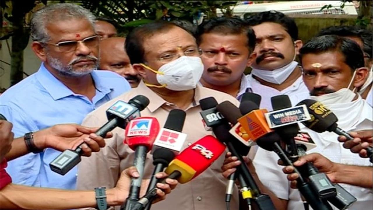 കൊല്ലപ്പെട്ട ആര്എസ്എസ് പ്രവര്ത്തകന്റെ വീട് സന്ദര്ശിച്ച് പ്രഹ്ലാദ് ജോഷിയും വി മുരളീധരനും കൊല്ലപ്പെട്ട ആര്എസ്എസ് പ്രവര്ത്തകന്റെ വീട് സന്ദര്ശിച്ച് പ്രഹ്ലാദ് ജോഷിയും വി മുരളീധരനും