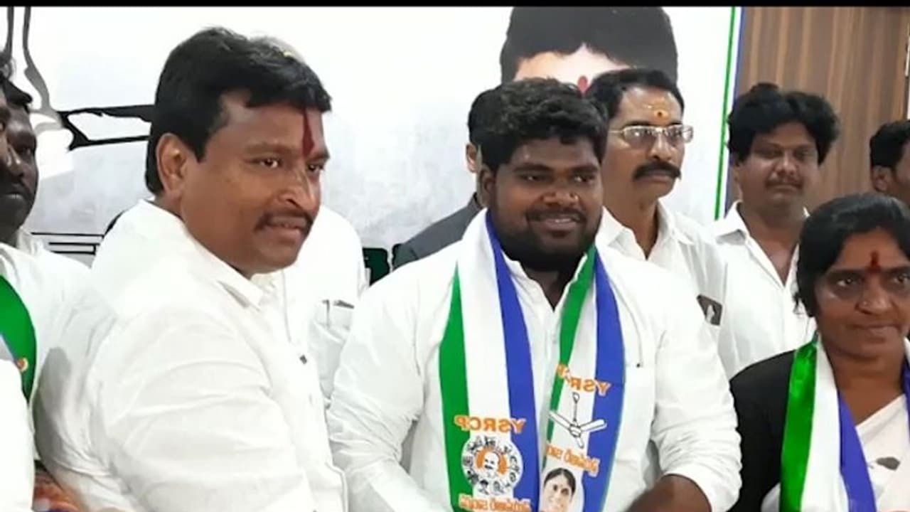 వైసిపి లో చేరిన జనసేన అభ్యర్ధి, కార్యకర్తలు (వీడియో) వైసిపి లో చేరిన జనసేన అభ్యర్ధి, కార్యకర్తలు (వీడియో)