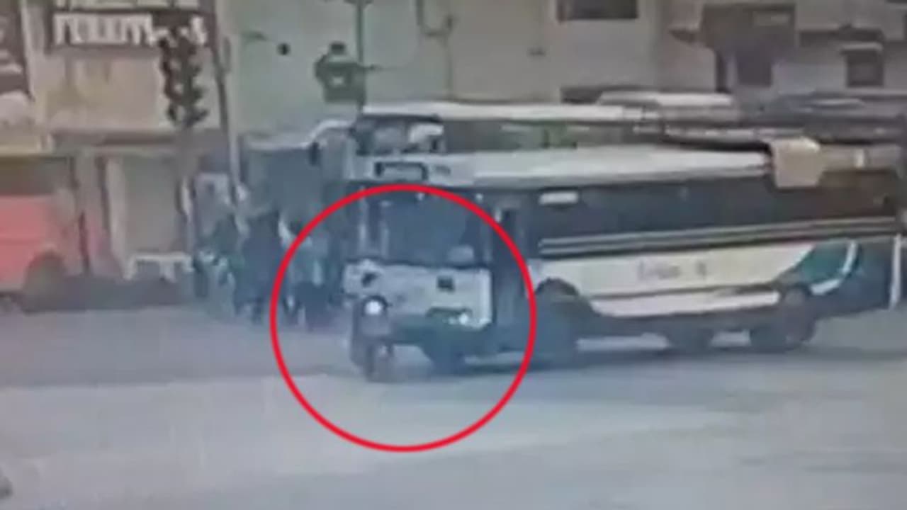 ముందు వెళ్లాలనే తొందర, సిగ్నల్ జంప్ ... రోడ్డు దాటేలోపు ముందు వెళ్లాలనే తొందర, సిగ్నల్ జంప్ ... రోడ్డు దాటేలోపు