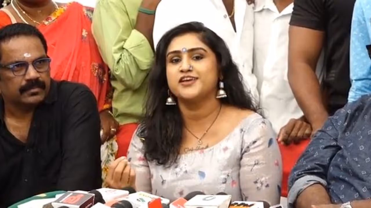 నిర్మాత పీటర్ పాల్ తో ఆమెకు మూడవ వివాహం జరిగింది. నెలల వ్యవధిలోనే ఆమె మూడో భర్తకు కూడా టాటా బై బై చెప్పేసింది. అలాగే ఆ మధ్య మరలా ప్రేమలో పడ్డట్టు వార్త పేల్చి, సంచలనానికి తెరలేపింది. నిర్మాత పీటర్ పాల్ తో ఆమెకు మూడవ వివాహం జరిగింది. నెలల వ్యవధిలోనే ఆమె మూడో భర్తకు కూడా టాటా బై బై చెప్పేసింది. అలాగే ఆ మధ్య మరలా ప్రేమలో పడ్డట్టు వార్త పేల్చి, సంచలనానికి తెరలేపింది.