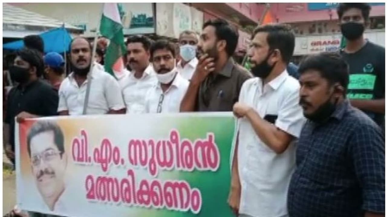 'സുധീരനെ മത്സരിപ്പിക്കണം'; പ്രകടനവുമായി കോണ്‍ഗ്രസ് പ്രവര്‍ത്തകര്‍