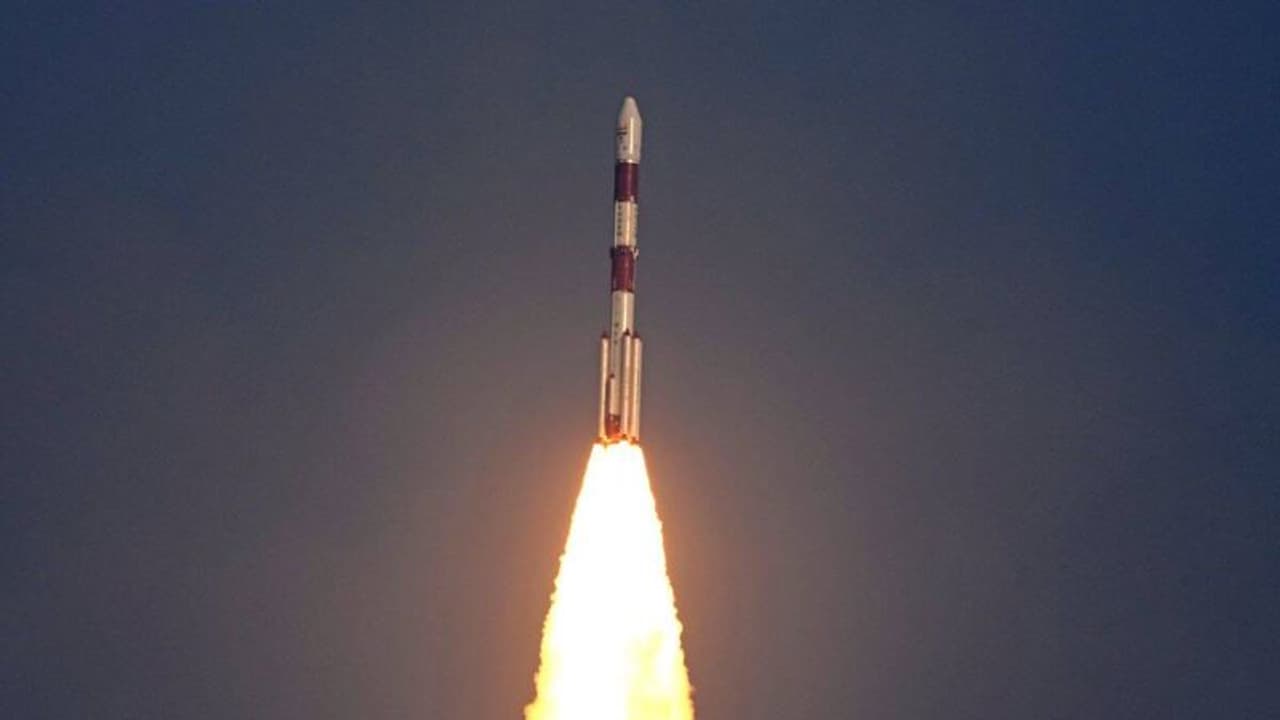 19 செயற்கைகோள்களுடன்... கனலைக் கக்கிக் கொண்டு விண்ணில் பாய்ந்தது பிஎஸ்எல்வி சி51...! 19 செயற்கைகோள்களுடன்... கனலைக் கக்கிக் கொண்டு விண்ணில் பாய்ந்தது பிஎஸ்எல்வி சி51...!