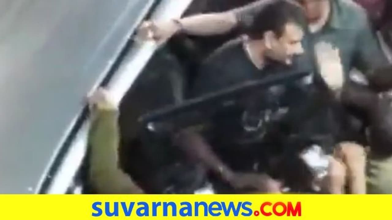 ಮಧ್ಯರಾತ್ರಿ 1 ಗಂಟೆಗೆ ಹುಬ್ಬಳ್ಳಿಯಲ್ಲಿ ದರ್ಶನ್‌ ನೋಡಲು ಬಂದ ಫ್ಯಾನ್ಸ್‌ಗೆ ಲಾಠಿಚಾರ್ಜ್!