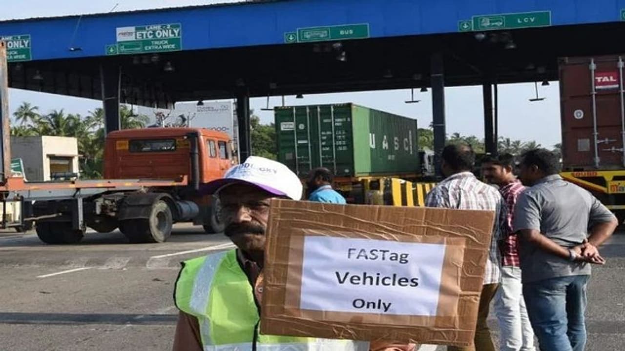 FASTag से हुई सरकार को रिकॉर्ड कमाई, एक दिन में हुआ 100 करोड़ का कलेक्शन FASTag से हुई सरकार को रिकॉर्ड कमाई, एक दिन में हुआ 100 करोड़ का कलेक्शन