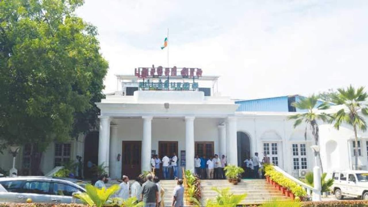 புதுச்சேரியில் ஆக்சிஜன்,வெண்டிலேட்டர், தடுப்பூசி இருப்பு குறித்து விரிவான அறிக்கை தேவை. சென்னை உயர் நீதிமன்றம் புதுச்சேரியில் ஆக்சிஜன்,வெண்டிலேட்டர், தடுப்பூசி இருப்பு குறித்து விரிவான அறிக்கை தேவை. சென்னை உயர் நீதிமன்றம்