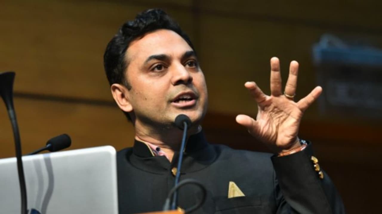 7.25 കോടിയുടെ പുസ്തകം വാങ്ങി വെട്ടിലായി യൂണിയൻ ബാങ്ക്; സംശയ മുനയിൽ കേന്ദ്രത്തിന്റെ മുൻ സാമ്പത്തിക ഉപദേഷ്ടാവും 7.25 കോടിയുടെ പുസ്തകം വാങ്ങി വെട്ടിലായി യൂണിയൻ ബാങ്ക്; സംശയ മുനയിൽ കേന്ദ്രത്തിന്റെ മുൻ സാമ്പത്തിക ഉപദേഷ്ടാവും